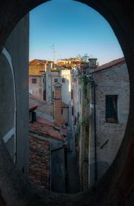 a view through a round window of a city at PALAZZO BERNARDO SAN POLO APARTMENT 100 MQ in Venice