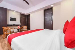 מיטה או מיטות בחדר ב-Kundan Plaza Jasola