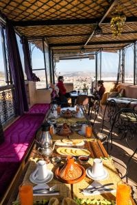 מסעדה או מקום אחר לאכול בו ב-Dar Naima