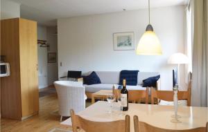 uma sala de estar com uma mesa e um sofá em 1 Bedroom Cozy Apartment In Hornbk em Hornbæk