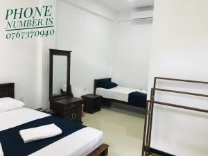 Posteľ alebo postele v izbe v ubytovaní Hotel First Kingdom - Anuradhapura