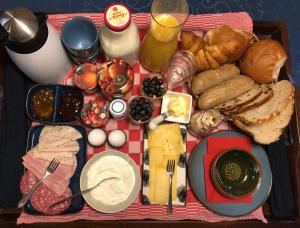 a tray of food with bread and different types of food at B&B 't Lierderholt in Lierderholthuis