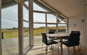 SønderhoにあるPet Friendly Home In Fan With Wifiのダイニングルーム(テーブル、椅子付)、大きな窓が備わります。