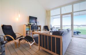 ein Wohnzimmer mit einem Sofa und einem Tisch in der Unterkunft Gorgeous Apartment In Ebeltoft With Sauna in Ebeltoft