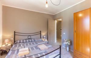 Кровать или кровати в номере Lovely Apartment In Gioviano -lu- With Kitchen