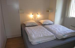 Habitación pequeña con 2 camas en Awesome Home In Nex With Kitchen, en Spidsegård
