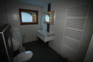 Koupelna v ubytování Acasa + 37 fotografií