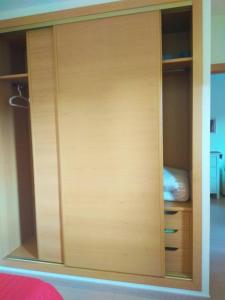 um armário com uma porta de madeira num quarto em Islantilla Palmeras Golf 2 em Islantilla