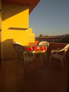einen Tisch und zwei Stühle auf dem Balkon in der Unterkunft Islantilla Palmeras Golf 2 in Islantilla