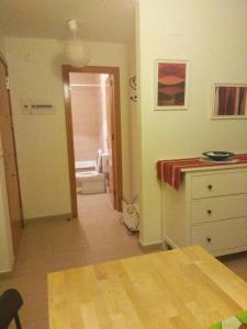 um quarto com casa de banho com lavatório e WC em Islantilla Palmeras Golf 2 em Islantilla