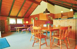 comedor con mesa de madera y sillas en 3 Bedroom Pet Friendly Home In Blvand, en Blåvand