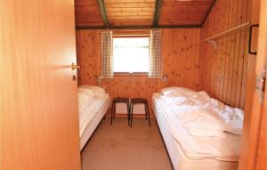 Habitación con 2 camas, mesa y ventana en 3 Bedroom Pet Friendly Home In Blvand, en Blåvand