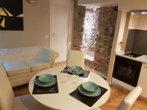 sala de estar con mesa blanca y sofá en Suite Home 5 Terre, en La Spezia