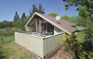 Casa pequeña con porche y terraza en 3 Bedroom Pet Friendly Home In Blvand, en Blåvand