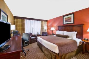 Кровать или кровати в номере Ramada by Wyndham Cleveland Independence