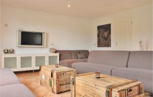 een woonkamer met een bank en een flatscreen-tv bij Vakantiewoning 9 in Simpelveld