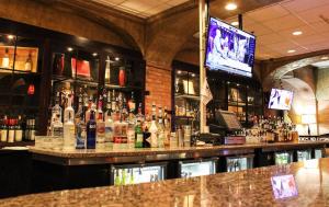 un bar con un montón de botellas de alcohol en Crowne Plaza Cleveland Airport, an IHG Hotel, en Middleburg Heights