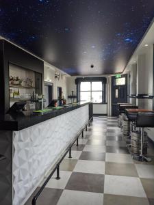 eine Bar in einem Restaurant mit Sternendecke in der Unterkunft Queen Victoria Hostel in Melbourne