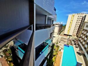 een luchtzicht op een gebouw met een zwembad bij GoldFlat in João Pessoa