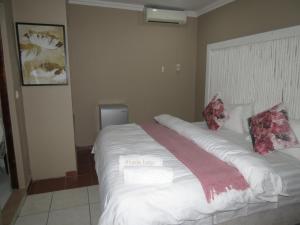 Nkanhi Centro de Conferências e Hotel 객실 침대