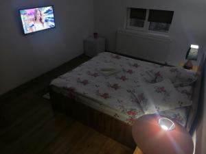 Dormitorio pequeño con cama con ratón ordenador en Vila Perla Govorei en Băile Govora