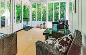 コアセーにあるBeautiful Home In Korsr With 3 Bedrooms And Wifiの椅子とテーブルの付いたポーチ