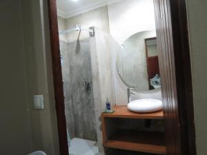 Nkanhi Centro de Conferências e Hotel 욕실