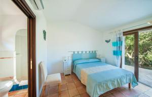サン・パンタレオにあるVilla Aglientinaのベッドルーム(青いベッド1台付)、バスルーム