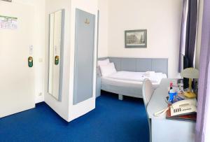Postel nebo postele na pokoji v ubytování Altstadthotel Augsburg