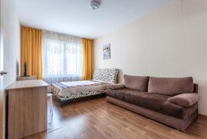 sala de estar con sofá y silla en #Go2SPB - STARS View Apartment SOFIA en San Petersburgo