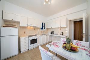 A kitchen or kitchenette at Villa Galini