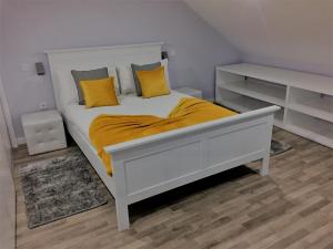 Ένα ή περισσότερα κρεβάτια σε δωμάτιο στο Cottage Quinze, Contemporary designed cottage with Swimming pool +40 φωτογραφίες