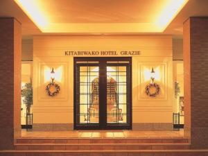 drzwi wejściowe hotelu z napisem w obiekcie Kitabiwako Hotel Grazie w mieście Nagahama