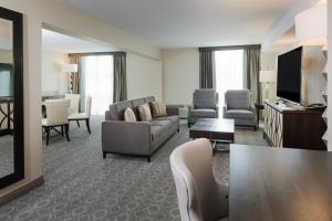 - un salon avec un canapé et une télévision dans l'établissement Crowne Plaza Chicago SW - Burr Ridge, an IHG Hotel, à Burr Ridge