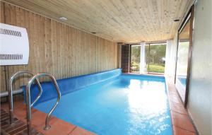 NymindegabにあるBeautiful Apartment In Nrre Nebel With Wifi, Private Swimming Pool And Indoor Swimming Poolの木製の天井の屋内スイミングプール