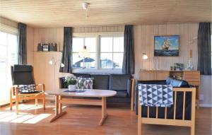 BjerregårdにあるStunning Home In Hvide Sande With Kitchenのリビングルーム(ソファ、テーブル付)