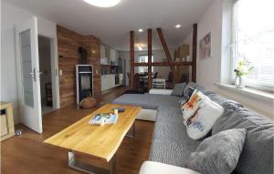 sala de estar con sofá y mesa de madera en Gorgeous Home In Steinheid With House A Panoramic View, en Steinheid