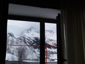 Vista generica sulle montagne o vista sulle montagne dall'interno dell'affittacamere