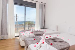プライアにあるApartHotel Cesaria Beachのベッドが2つと大きな窓がある寝室 +36枚の写真