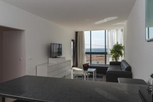 プライアにあるApartHotel Cesaria Beachのソファとテレビのあるリビングルーム