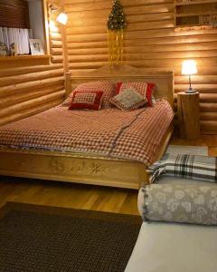 een slaapkamer met een bed in een blokhut bij Siumno Izba B&B Brzegi in Brzegi