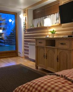 een slaapkamer met een bed en een televisie in een kamer bij Siumno Izba B&B Brzegi in Brzegi