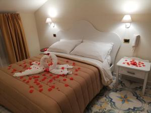 ein Schlafzimmer mit einem Bett mit zwei ausgestopften Tieren darauf in der Unterkunft Il Sogno Srls in Airola