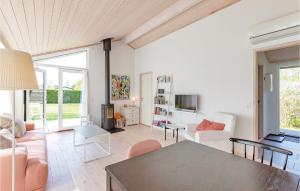 sala de estar con sofá y mesa en 3 Bedroom Stunning Home In Slagelse, en Slagelse