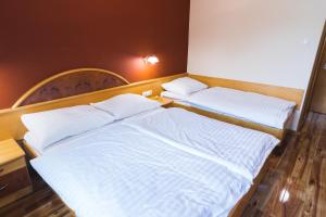 Postel nebo postele na pokoji v ubytování HOTEL SMUK
