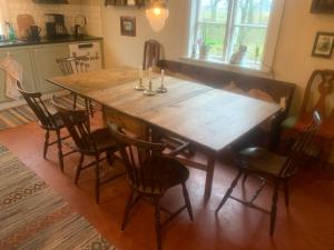 a wooden table and chairs in a kitchen at Dränghuset in Broddetorp
