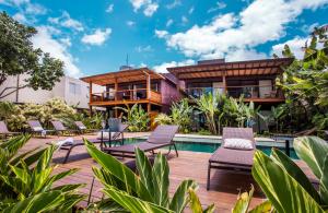 a villa with a swimming pool and a house at Flat Pitanga in Camburi