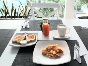 Una mesa con dos platos de comida y una taza de café. en HOTEL A1 EXPRESS, en Florencia