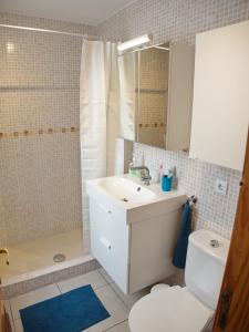 y baño con lavabo, aseo y ducha. en FeWo Flamingo - Morro Jable Fuerteventura, en Morro del Jable