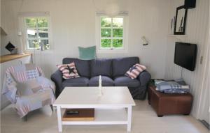 - un salon avec un canapé et une table dans l'établissement Cozy Home In Humble With Kitchen, à Humble